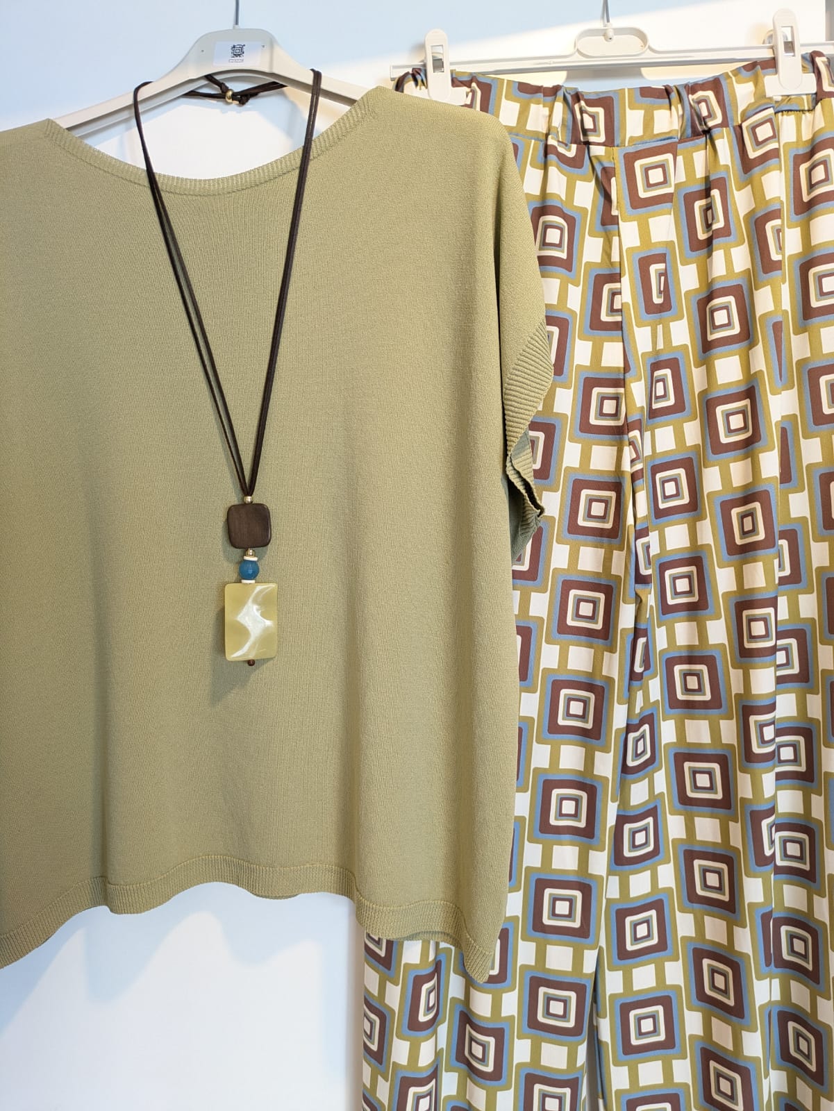 Conjunto jersey verde musgo y pantalón estampado - Imagen 3