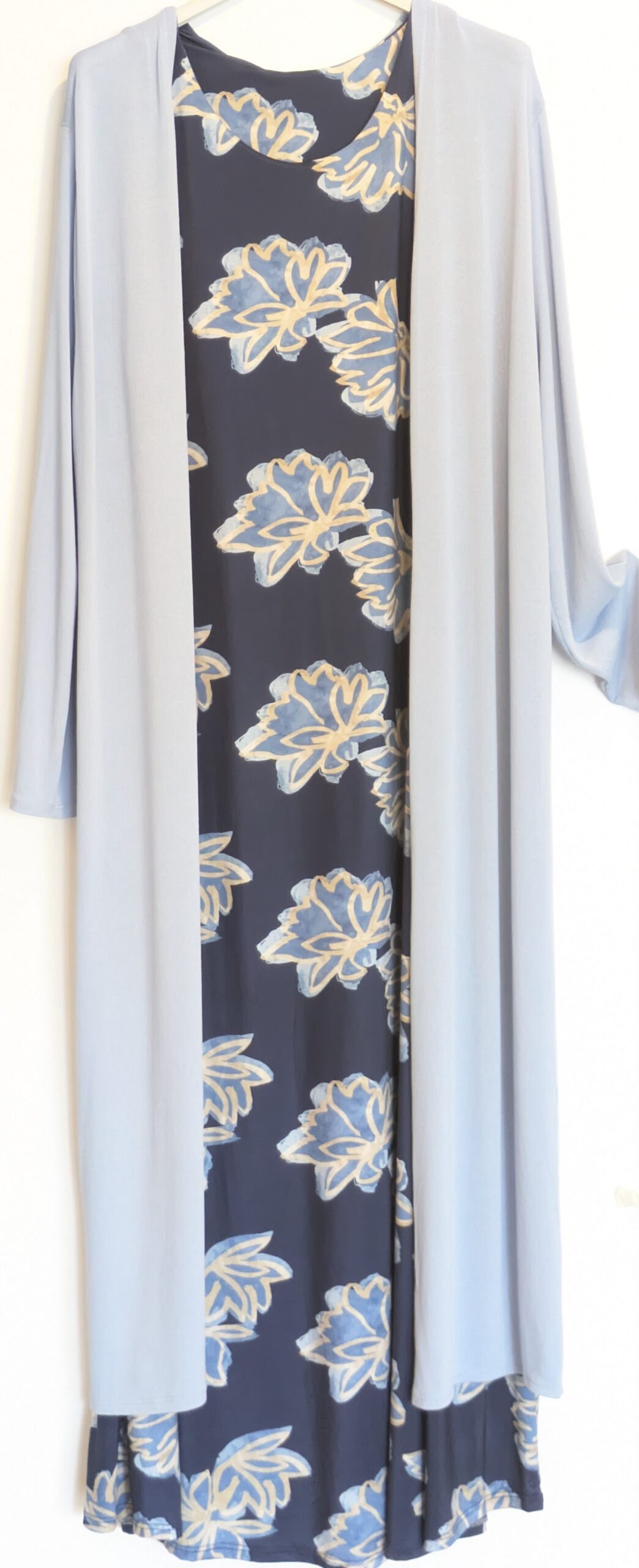 Vestido estampado de flores turquesa con fondo azul. - Imagen 2