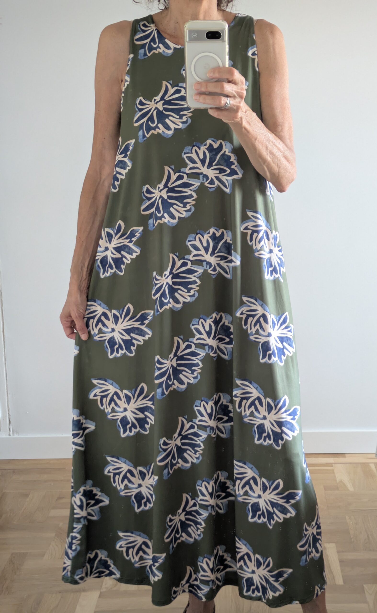 Vestido estampado de flores turquesa con fondo verde. - Imagen 2