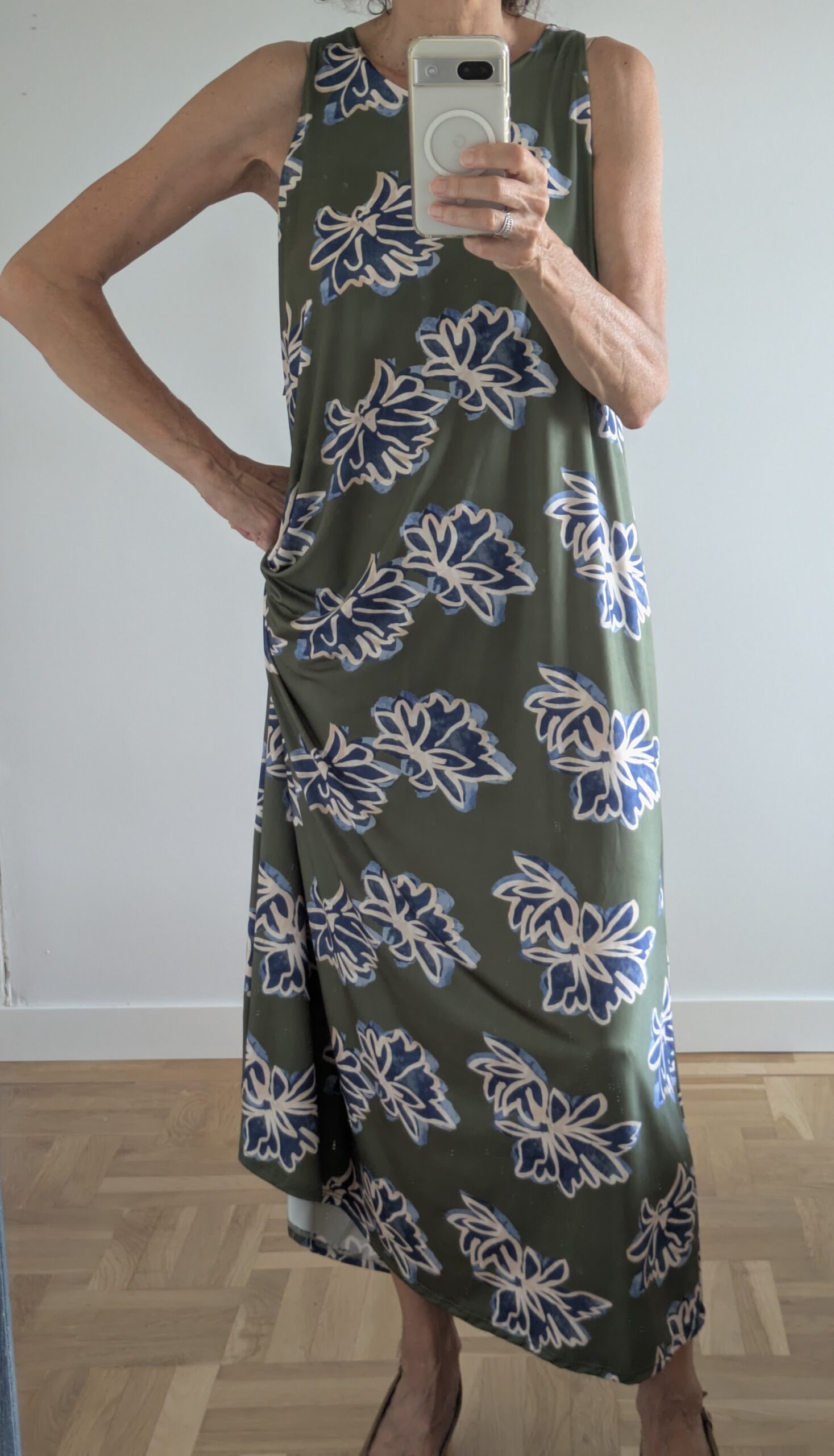 Vestido estampado de flores turquesa con fondo verde.