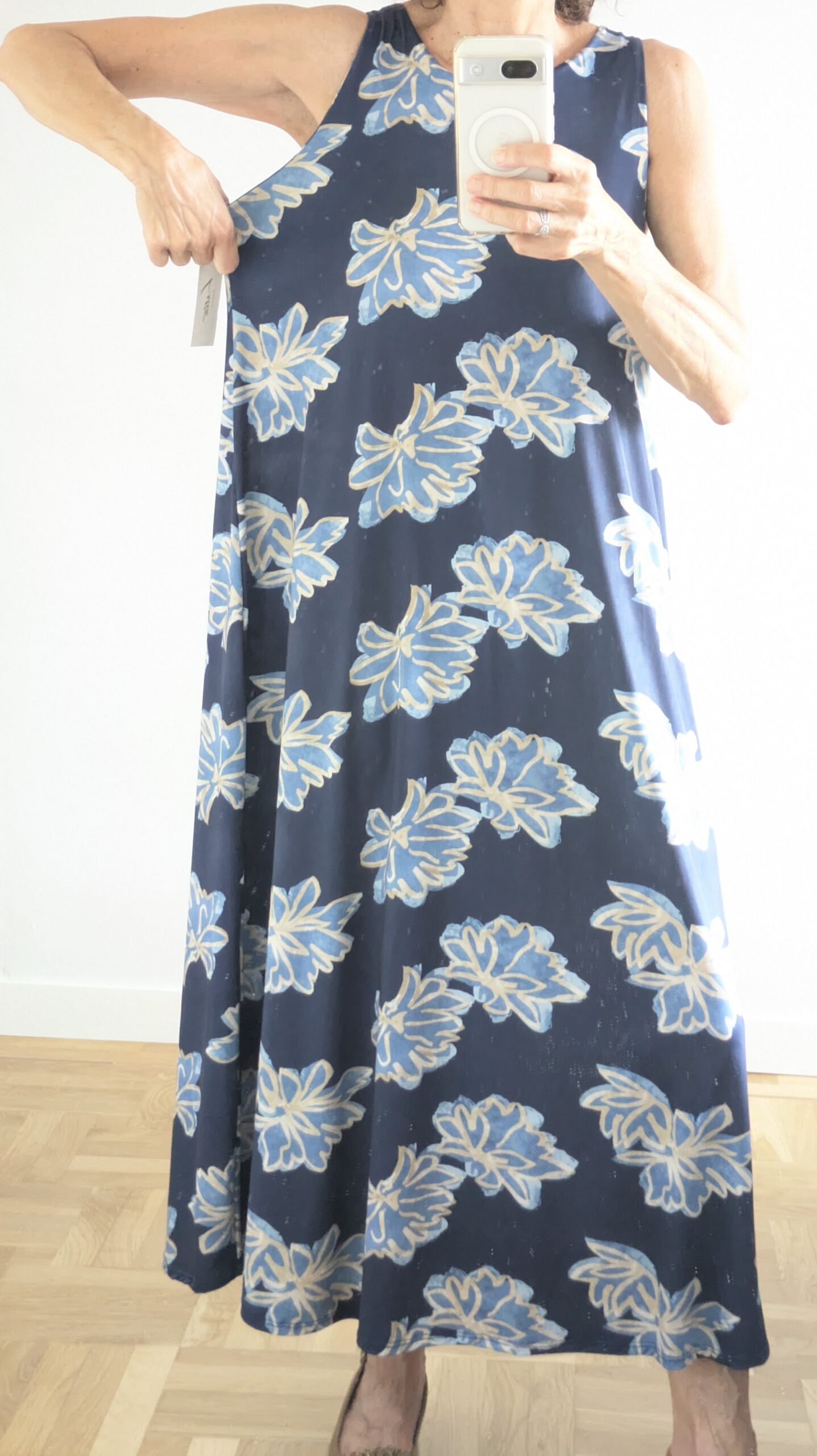 Vestido estampado de flores turquesa con fondo azul. - Imagen 3