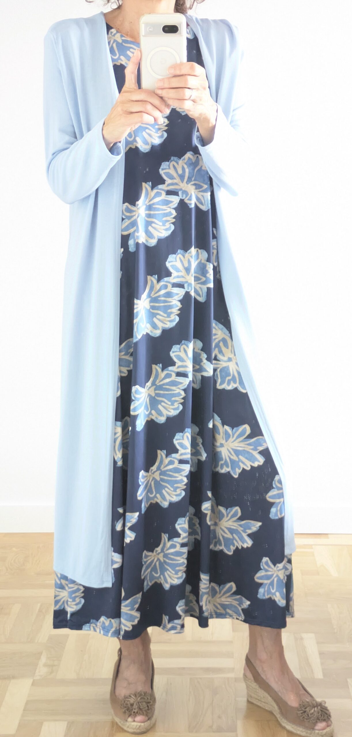 Vestido estampado de flores turquesa con fondo azul. - Imagen 4