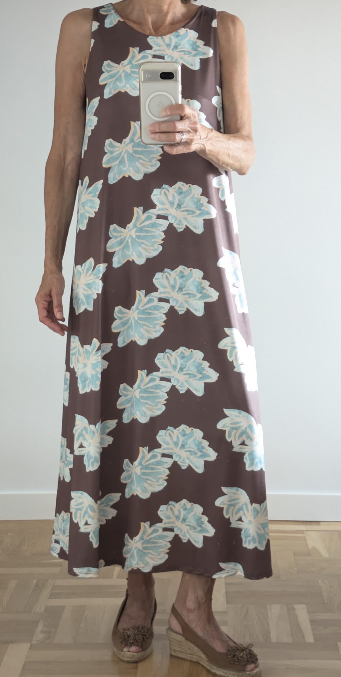 Vestido estampado de flores turquesa con fondo marrón. - Imagen 2