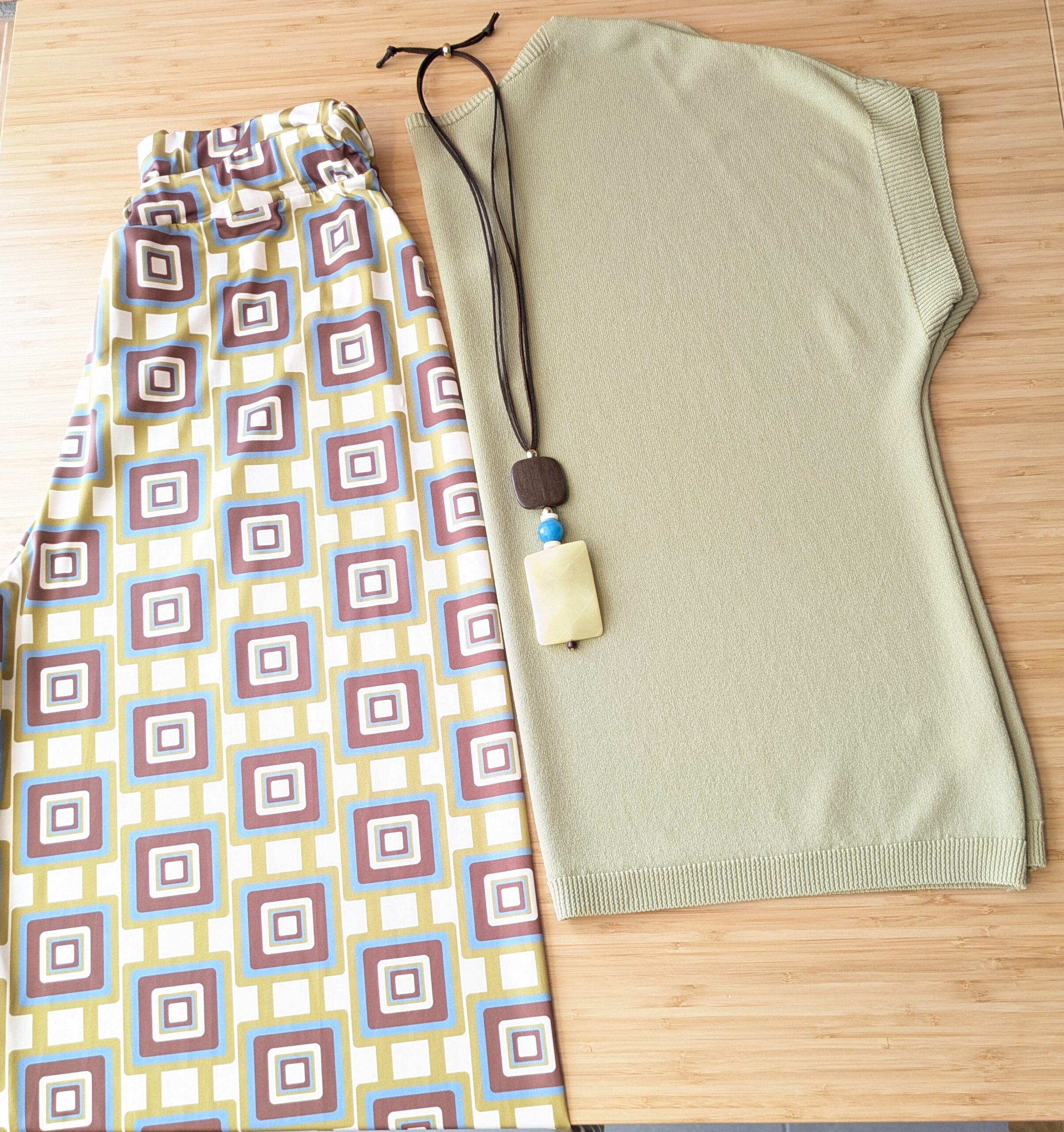 conjunto camiseta verde pantalón licra fría