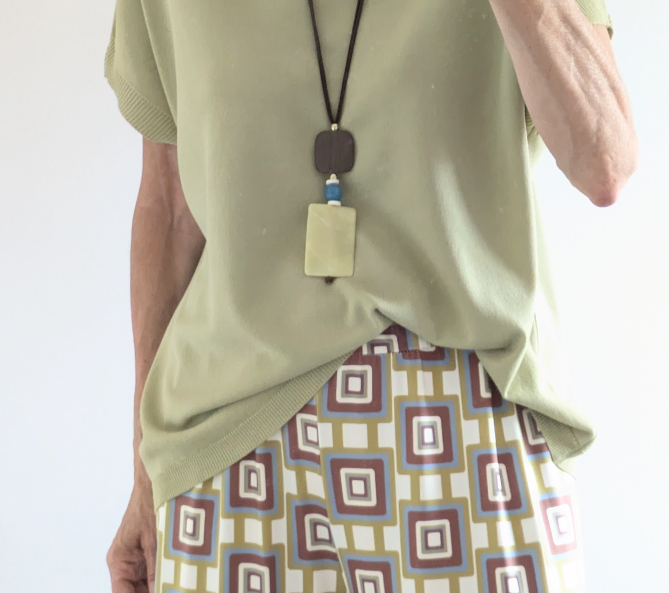 conjunto camiseta verde pantalón licra fría