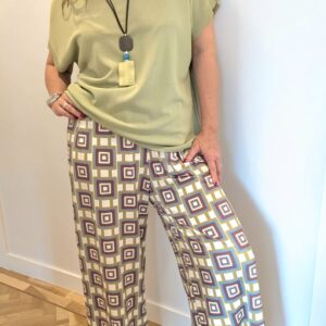 Conjunto jersey verde musgo y pantalón estampado