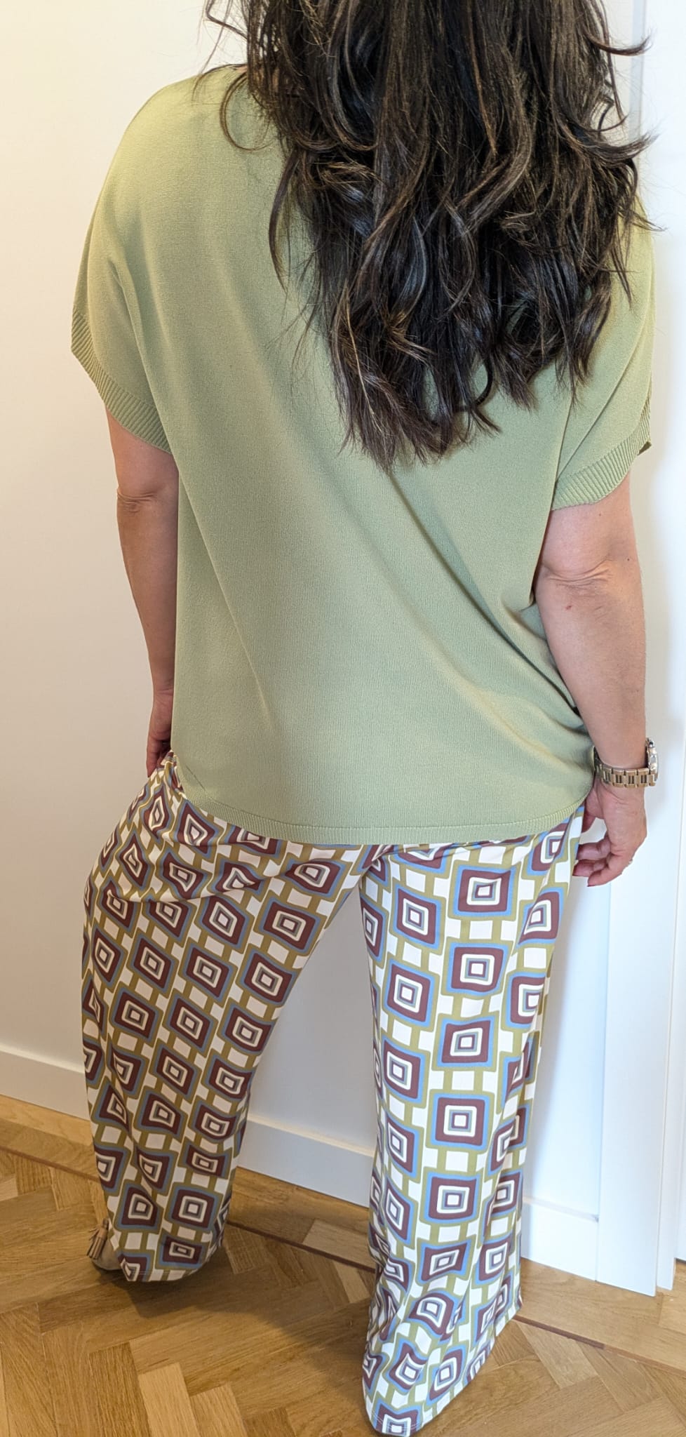 Conjunto jersey verde musgo y pantalón estampado - Imagen 4