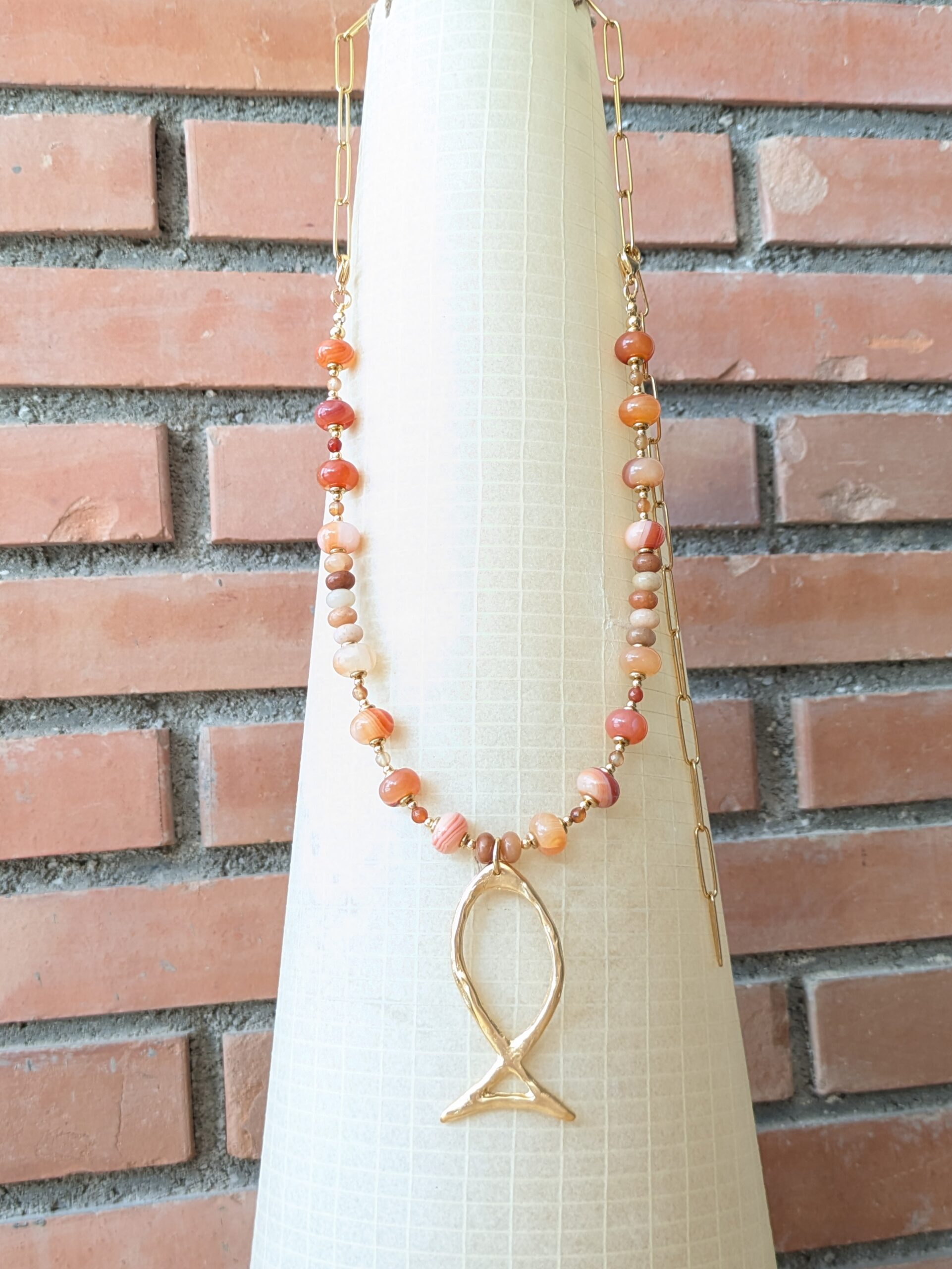 collar pez dorado piedras ágata color naranja y tres posiciones