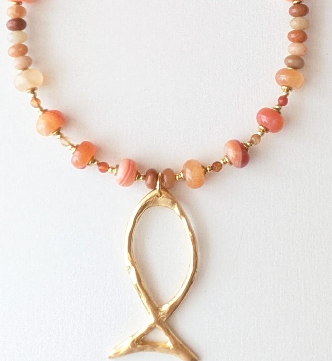 collar pez dorado piedras ágata color naranja y tres posiciones - Imagen 2